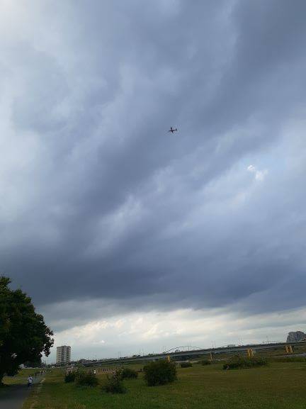 多摩川から見る飛行機