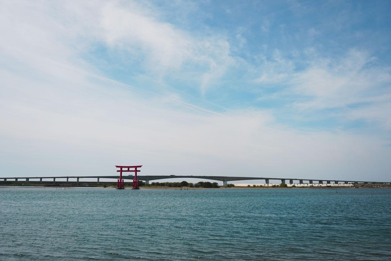 弁天島の海にたたずむ鳥居と浜名大橋