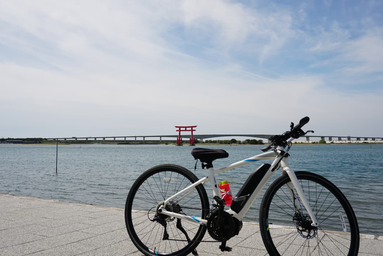 弁天島の鳥居と浜名大橋、ヤマハE-bike