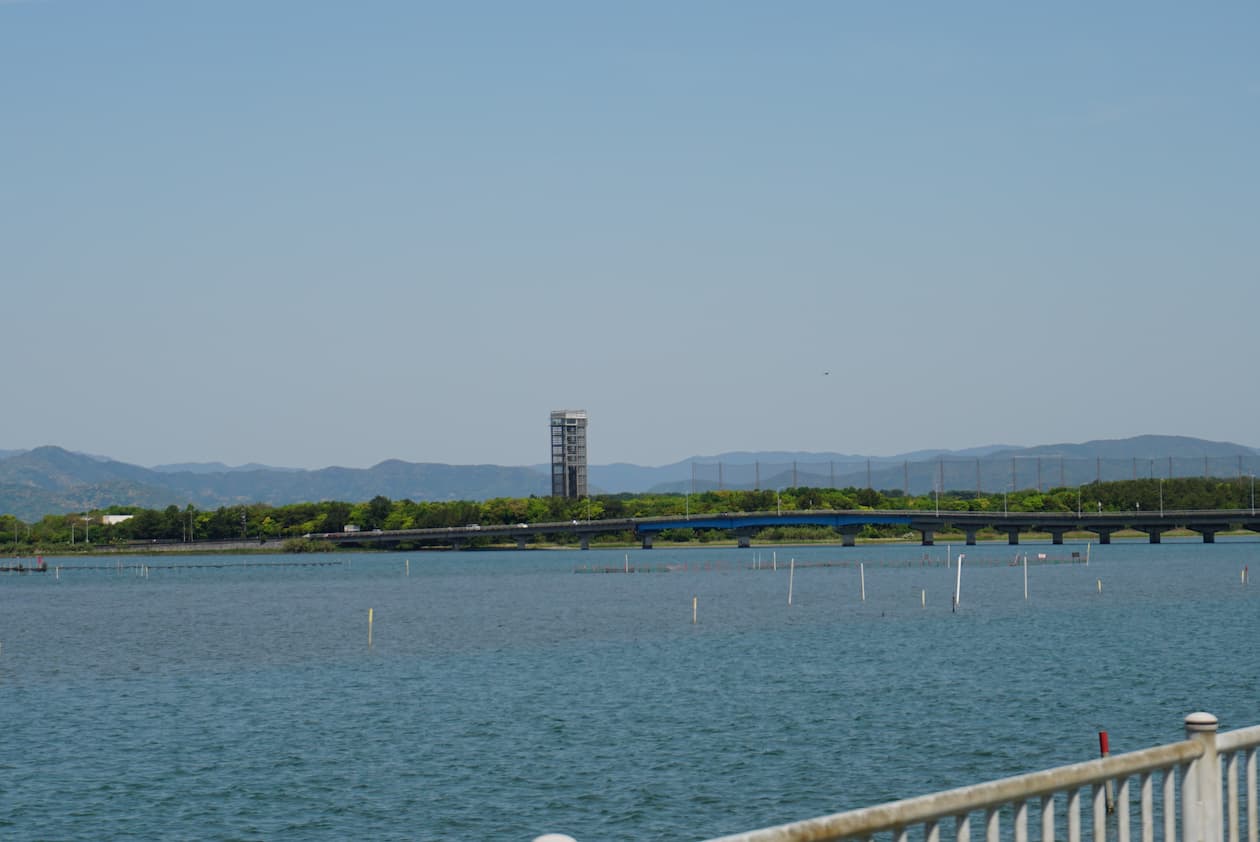 浜名湖大橋から見えるガーデンパークのタワー