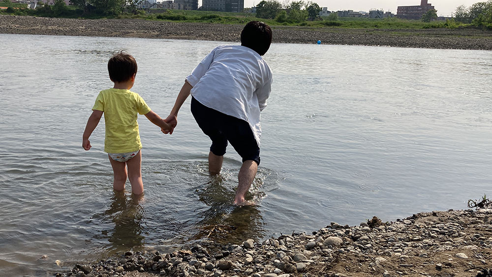 多摩川で水遊び