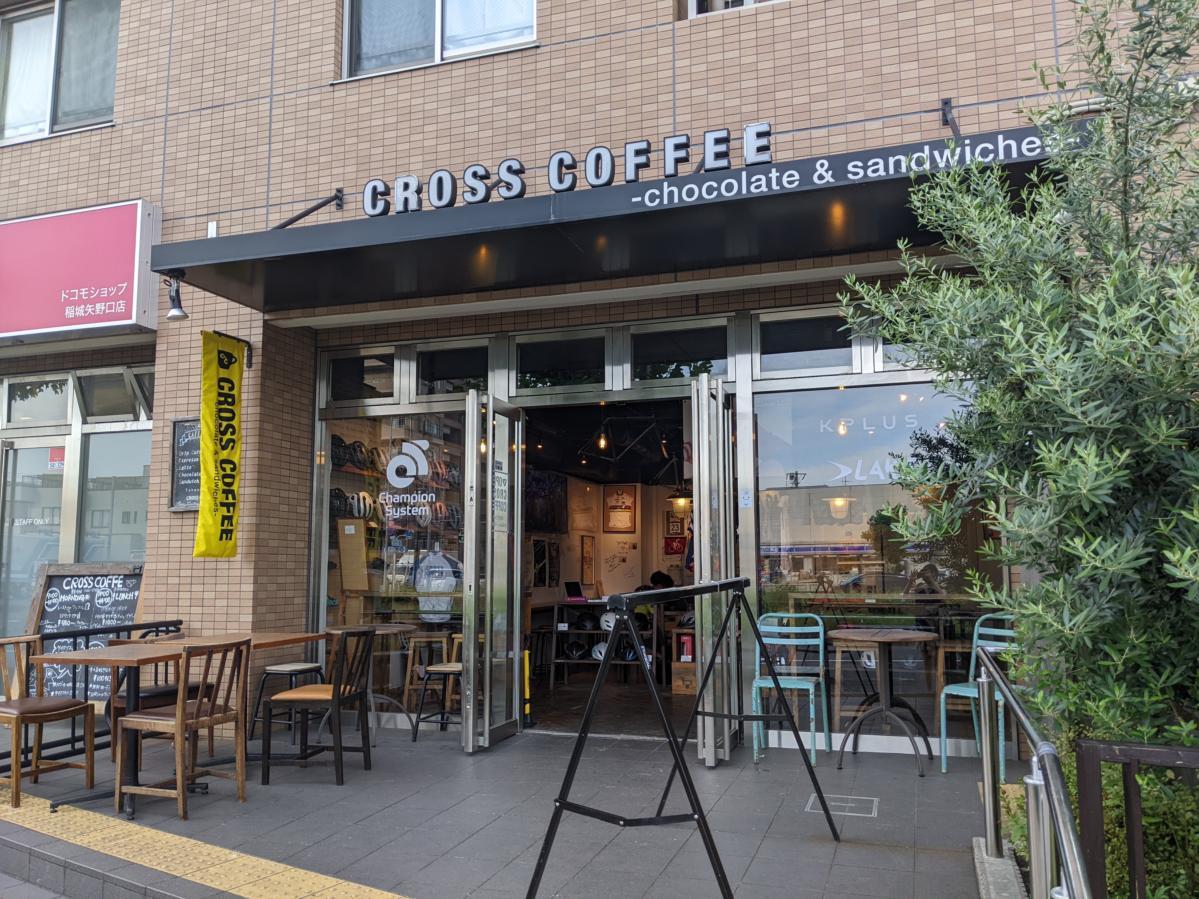 CROSS COFFEE　-chocolate & sandwiches- outside