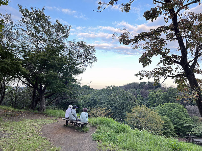 都立狭山公園 ベンチで休む人たち