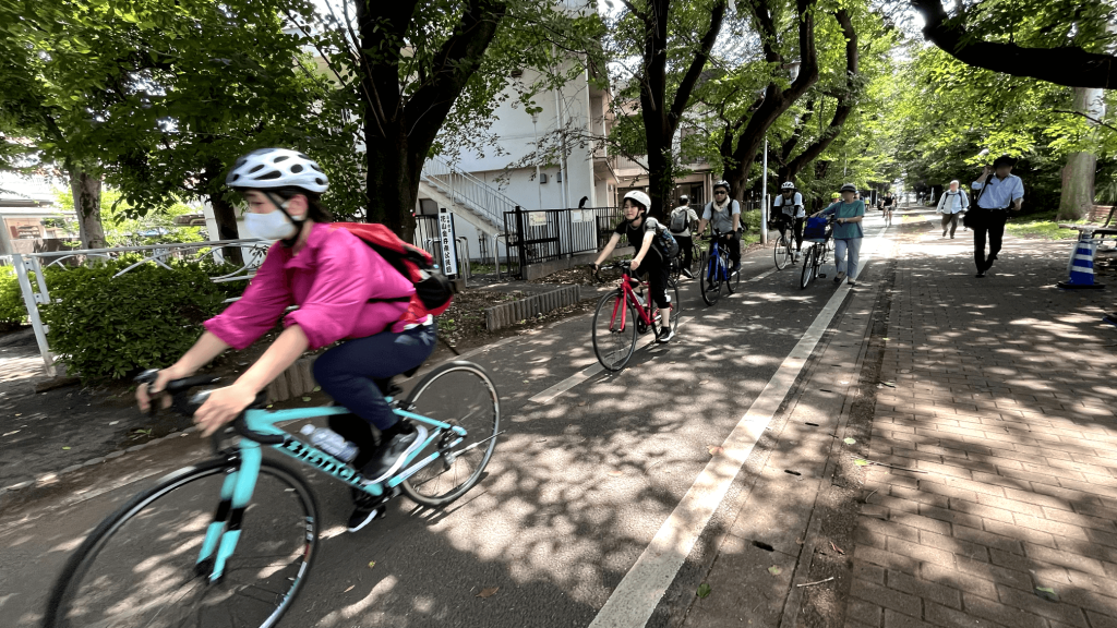 保谷狭山自然公園自転車道線を走る様子